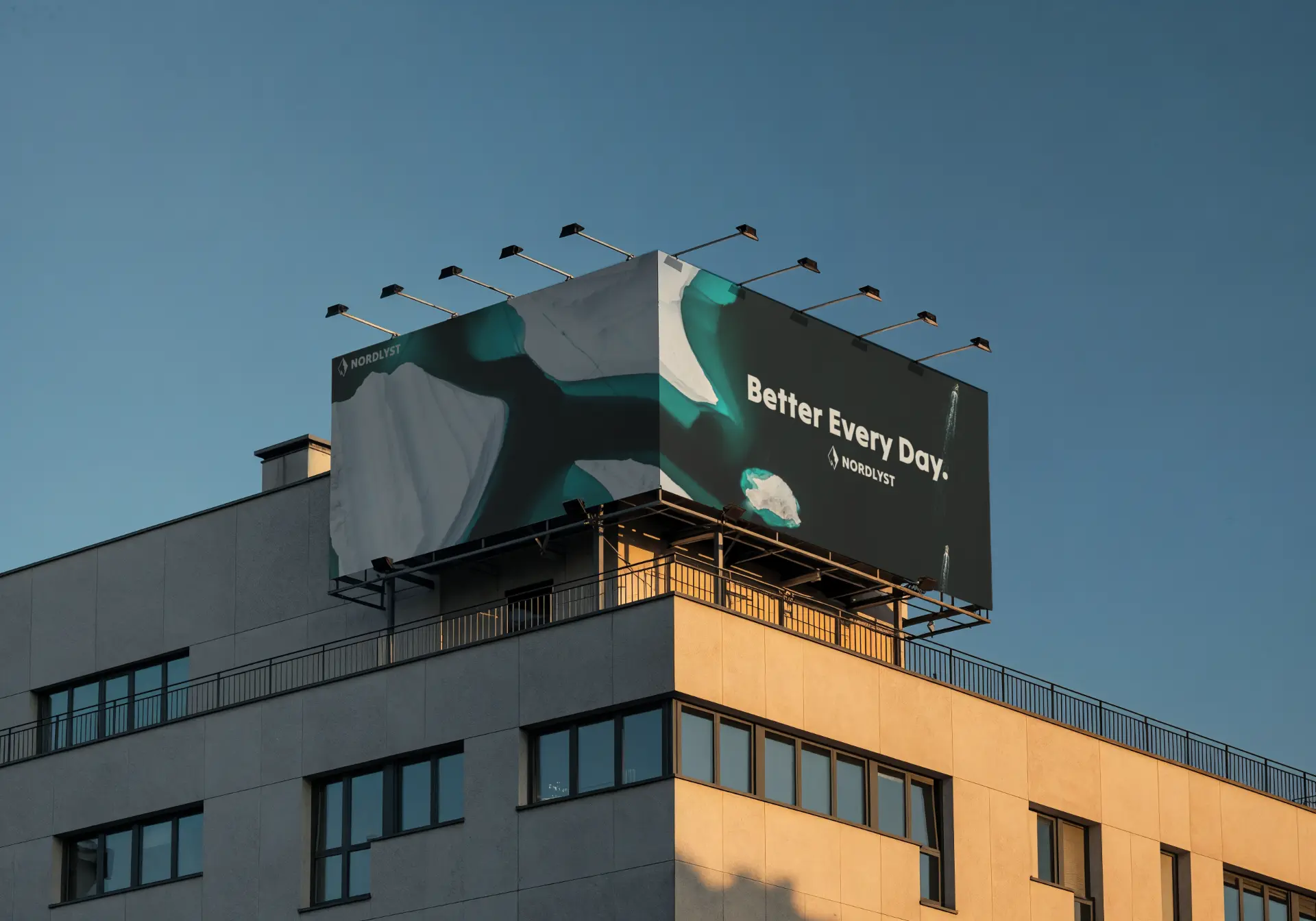 Nordlyst tagreklame på en bygning med 'Better Every Day' tekst, diamantlogo og mørk teal baggrund mod blå himmel